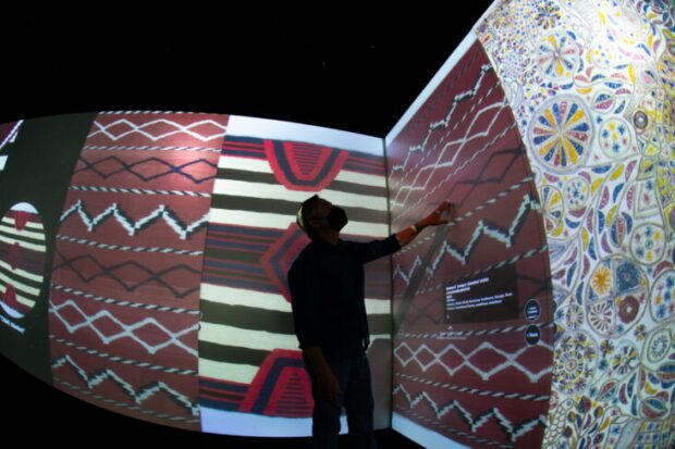 Immersive Corner CAVE for extended reality images front projection